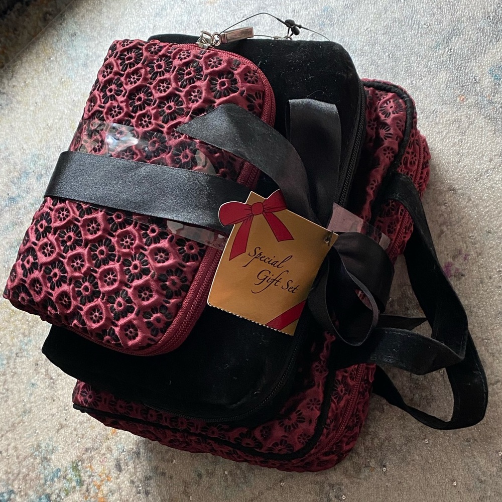 NWT Worldwide Dreams cosmetic/toiletry bags, set of 3 different sizes.